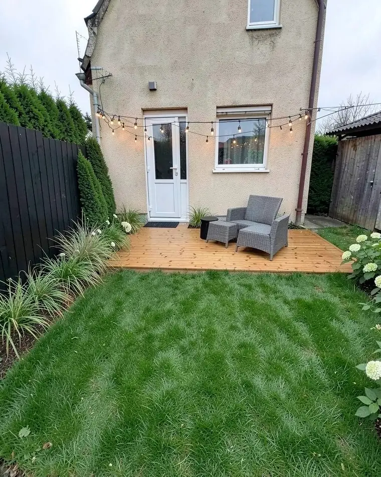 Terrazza moderna: lo stesso giardino ridisegnato con l’IA, con il muro della casa e la recinzione al loro posto